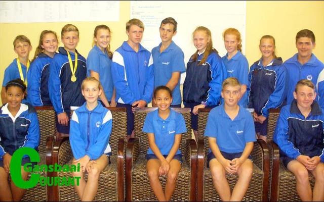 Laerskool Gansbaai se bestes op die atletiekbaan: Voor vlnr Nadia Jantjies, Karli-Mari Geldenhuys, Daniel Hanekom en Adrian Hage. Agter vlnr AJ Bosch, Nadine Groenewald, George Groenewald, Anrie van Niekerk, Dehan Botha, Jurie-Johann Groenewald, Kyra van Niekerk, Nadia Pieterse, Caitlyn Otto en Charl Eksteen.
