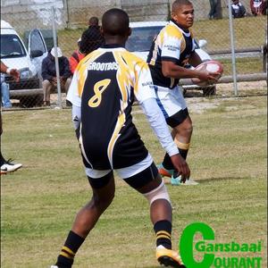 Die spanne van Black Leaves 1 (Gansbaai) en Elim in hulle uitspeelwedstryd kort voor die einde van die 7’s Rugbytoernooi, waar Black Leaves 1 met 57-5 gewen het.