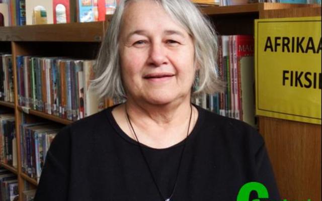 Zelda Fourie, die vriendelike gesig agter Gansbaai Biblioteek se toonbank, wat die tuig ná twee en veertig jaar neerlê.