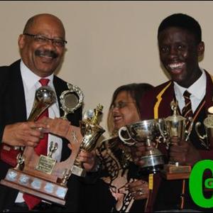 Gansbaai Academia  se hoofseun,  Analo  Yawa  is  ook  tydens  die afgelope prysuitdelingsfunksie as die skool se Dux-leerder vir 2016 aangewys. “Ek moes hom help dra aan al die trofeë wat hy ontvang het,” vertel mnr Tommy Wilson, die skoolhoof.  Analo  het  geleentheid  ontvang  om    volgende jaar  medies  aan  die  Universiteit  van die Vrystaat te gaan studeer.