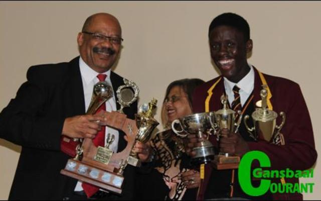 Gansbaai Academia  se hoofseun,  Analo  Yawa  is  ook  tydens  die afgelope prysuitdelingsfunksie as die skool se Dux-leerder vir 2016 aangewys. “Ek moes hom help dra aan al die trofeë wat hy ontvang het,” vertel mnr Tommy Wilson, die skoolhoof.  Analo  het  geleentheid  ontvang  om    volgende jaar  medies  aan  die  Universiteit  van die Vrystaat te gaan studeer.