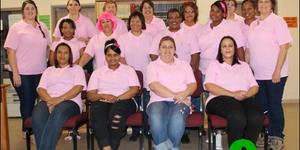 Die damespersoneel van Gansbaai Academia het ‘n “Pienk Dag” vir kanker gerëel, nadat die manspersoneel verlede week hul hare afgeskeer het.  Voor vlnr: Tanya Bastian, Carllinn Jansen, Leandri Roelofse en Carien Fortuin.  Middel vlnr: Erin Fourie, Mona Matthews, Charmaine Visser, Mavis John, Patricia Zalie en Anneri Harding-Male. Agter vlnr: Annika Rossouw, Rialet Groenewald, Hanet van Deventer, Marie Fourie, Julia Wilson, Annamarie Buys en Busiswa Nojozi.