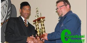 Gansbaai Academia se Victor Ludorm vir 2016 is Geortin Wildschut  en hier ontvang hy sy trofee van Stephen Ashlin.