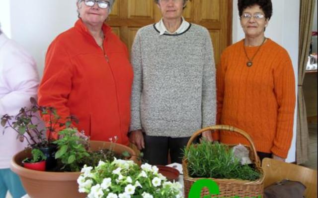 Mathilda Roos (middel) van Groeneweide Kwekery het die terapeutiese waarde van tuinmaak aan die Bietoubossers beklemtoon. Links en regs is die gasvrouens, Leonie Botha en Mariana van der Merwe.