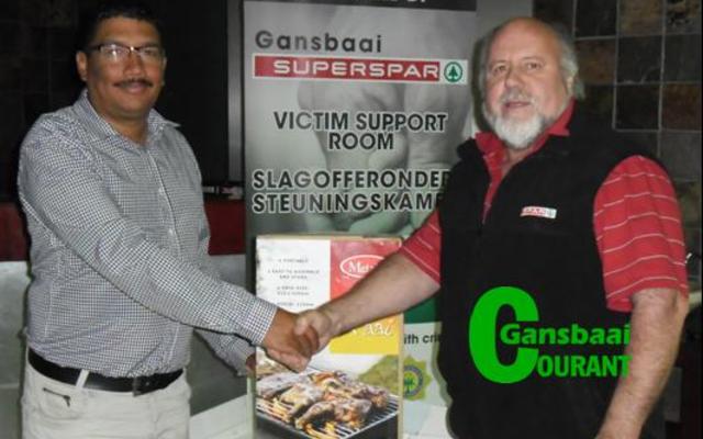 Roger Bred ontvang die braaier van Jan Fourie, bestuurder by Gansbaai Superspar, wat hy in die Lions Firelighter kompetisie losgeslaan het.