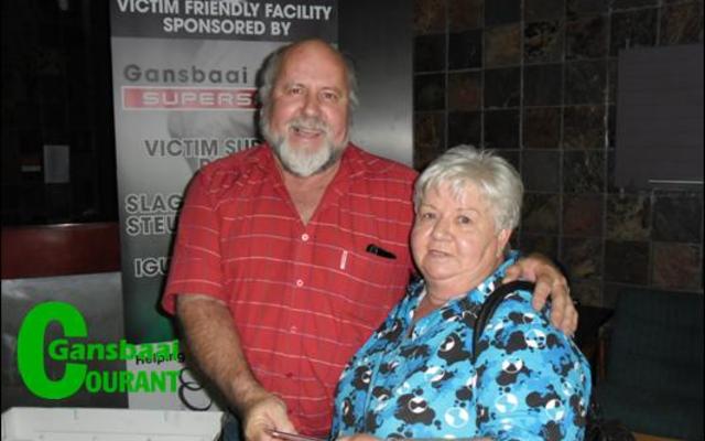 Rina Nouwers van Buffeljags het ‘n hele R1 000 losgeslaan in Gansbaai Superspar se This is My South Africa kompetisie.  Hier ontvang sy haar prys van Jan Fourie.