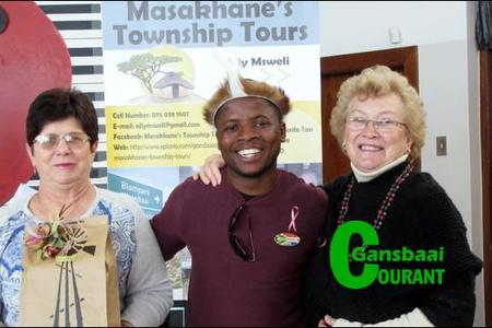 Glenda Kitley, Gansbaai Toerisme en Ally Mesweli,  Masakhane Township Tours ontvang hul blyke van waardering van Elizabeth Muller.