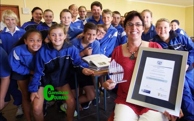 Marlene Koekemoer van Laerskool Gansbaai, wat as opvolger in die kategorie Uitnemendheid in Laerskool Onderrrig in die Wes-Kaap aangewys is.  Hier  sit  sy voor haar opgewonde klas wat dink hulle Juffrou is “cool”.