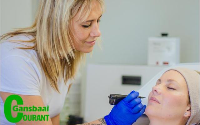 Adrie Nigrini van The Beauty Spot het ‘n geoefende hand met die skoonheidsnaald.