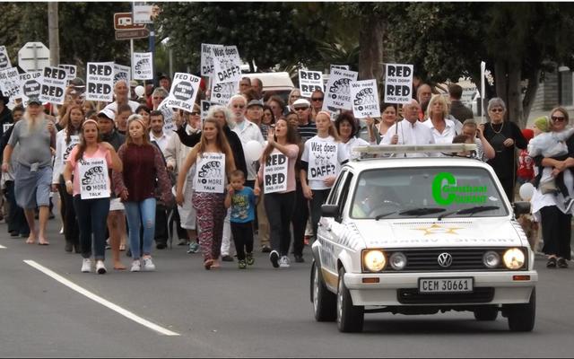 Saterdag se optog deur die hoofstraat wys dat inwoners sat is vir misdaad. Die optog, met sowat 120 stappers, was vreedsaam en het by die polisiestasie geëindig. ‘n Memorandum is aan Brig Heilbron oorhandig. Hy het die optoggangers verseker dat hulle teen 23 November 2016 antwoorde daarop sal kry. ‘n Besigheidsman van De Kelders, Mark Collings, het as sameroeper opgetree in samewerking met plaaslike raadslede. Foto Monica Hayes