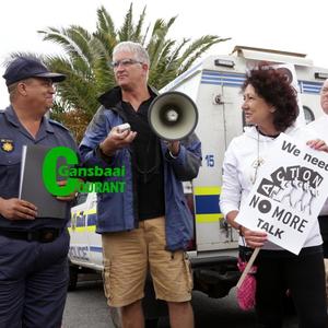 Brig Donovan Heilbron (links) pas nadat hy Saterdag die memorandum ontvang het. Hy het dit reeds na die provinsiale kommissaris gestuur. Langs hom staan Mark Collings, sameroeper van die optog. Na afloop van  Maandagaand se vergaderings, het hy ‘n blits Skype-onderhoud op die TV-program ‘Prontuit’ gehad. Hy het die hoopuitgespreek dat dit nie weer leë beloftes is wat gemaak is nie. Regs staan raadslede Riana de Coning en Dudley Coetzee.