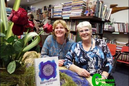 Dr Lisel Joubert (links) tydens die bekendstelling van haar boek “Kleurmeditasies vir Kerstyd”, die laaste in ‘n reeks van vier,  saam met Nicolette Bosch van Gansbaai Book Exchange.