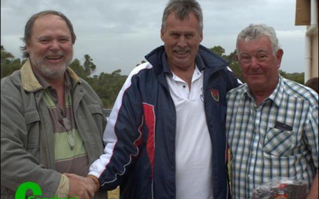  Frans Claassen (voorsitter) wens die wenners van die dag, Eldo Marais (middel) en Mynhard van Niekerk (regs), geluk. 