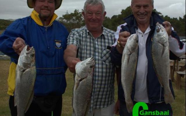 Die enigste manne met mooi kabeljoue – vlnr: Stephan Ashlin, Mynard van Niekerk en Eldo Marais.