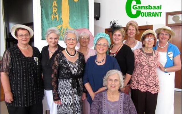 Vroue wat Diensknopies ontvang het: Voor vlnr Trudie du Plooy (5jr), Elizma de Lange (5jr) en sittende Marie Uys (25jr). Agter vlnr Mary Badenhorst (35jr), Adri Ehlers (15jr), Miempie du Plessis (20jr), Ronelle Swart (5jr), Lanita Marais (5jr),   Shirley Fick (5jr) en Rienie Lüdick (25jr).