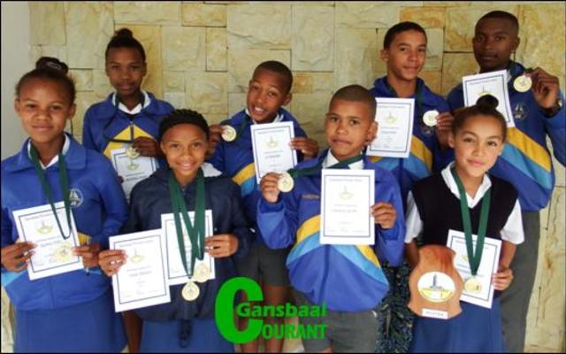 Landloop en Atletiek: Voor vlnr Karien Felix, Vasti Pieterse, Charlton Jacobs en Devoniah Dickson (Atleet van die Jaar). Agter vlnr Berishida Swarts, CJ Rudolph, Owen Sauls en German Lewis (Landloopatleet van die Jaar).