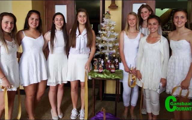 Die rol van Engele is deur die NG-kategese se hoërskoolleerders vertolk. Vlnr Anli Louw, Morné Jacobs, Alissa Coetzee, Janika van Niekerk, Maya Joubert, Fiona Fourie en Zulene van Niekerk. Agter Melandi van Eeden.