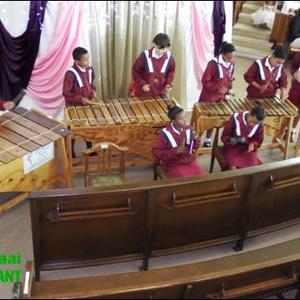 Laerskool Okkie Smuts se Marimba Orkes het die Jeug Kerssangdiens met die speel van ‘Stille Nag, Heilige Nag’ begin. 