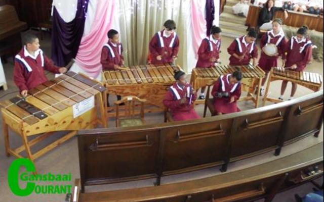 Laerskool Okkie Smuts se Marimba Orkes het die Jeug Kerssangdiens met die speel van ‘Stille Nag, Heilige Nag’ begin. 