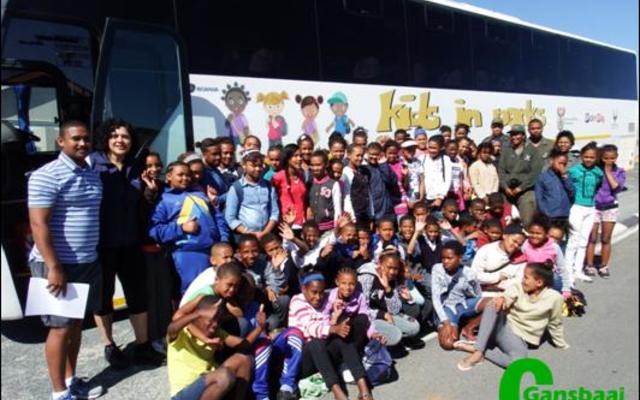 Gansbaai Primêr se leerders staan op die punt om op hul avontuuruitstappie na Agulhas Nasionale Park te vertrek, met die twee onderwysers, Harry Tobias en Anine Volkwyn links.