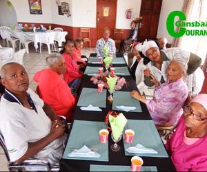 Kersete joligheid laat bejaardes skaterlag