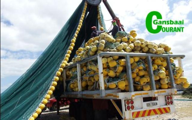 Ockie Viljoen, skipper van een van die Pelagiese Vissersboot, Silwer Snapper, en sy bemanning is druk besig met die opkatrol van die enorme visnette, nadat die nodige herstelwerk afgehandel is.