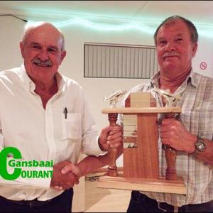 Gavin Engelbrecht (regs) ontvang sy trofee van Jean Downing vir die grootste vis van die jaar, ‘n 5.7kg geelbek.