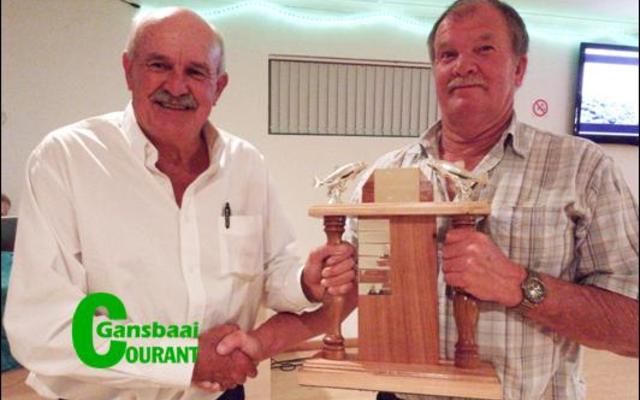 Gavin Engelbrecht (regs) ontvang sy trofee van Jean Downing vir die grootste vis van die jaar, ‘n 5.7kg geelbek.