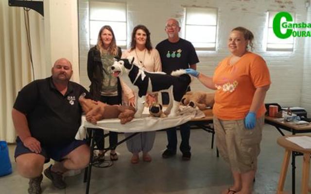 Noodhulp op mense is algemeen bekend, maar hierdie groepie het onlangs geleer hoe om noodhulp op diere toe te pas. Van links  Nols Jonas (BARC veldwagter), Sammy Thomson, Sheryll Steyn, Marius Coetzee (instrukteur) en Doulene Els.