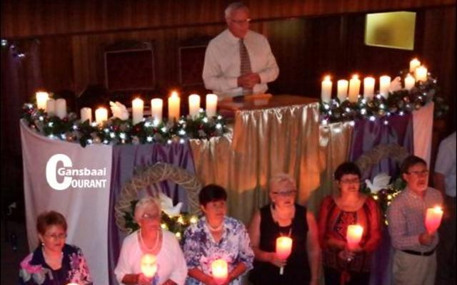 ‘n Deel van die kersdraers wat bygedra het tot die besondere gewyde afsluiting van die  Kerssangdiens. Ds Dirk van Dyk het die verrigtinge van die kansel af gelei.