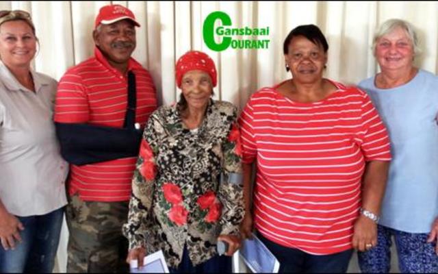 Blompark se blomtuinwenners is van links Sharlene de Villiers (beoordelaar), James Opperman, Cornelia Cloete, Myna de Grass en Marie Potgieter (beoordelaar).