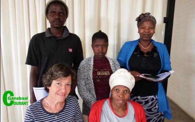 Masakhane se groentetuin wenners is voor van links Gina Boysen (beoordelaar) en Nomthunzi. Tebogo, Nontutuzelo en Nokubonga staan agter. 