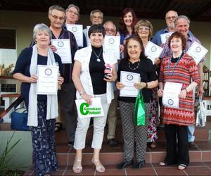 Fotograwe sit hul kameras neer om gesellig te braai