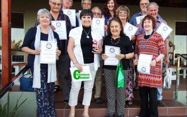 Die groep lede van Gansbaai Fotografieklub wat almal sertifikate en pryse ontvang het. Voor vlnr Veronica du Plessis, Jane Bailey, Mimmie Pienaar en Trienke Laurie. Agter en middel vlnr Christo Wessels, Marc du Plessis, Gerrie van Aswegen, Piet Visagie, Nelleke van der Brugge, Annetjie Visagie, Riaan Jacobs en Hardus Botha. 