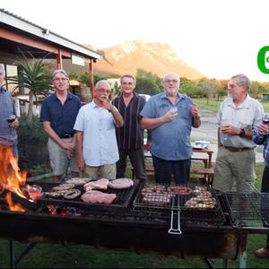 Gansbaai Fotografieklub se fotograwe ‘kan braai ook’. Vlnr is Schalk Pienaar, Marc du Plessis, Piet Visagie, Christo Wessels, Riaan Jacobs, Gerrie Germishuys en Dirk Laurie.