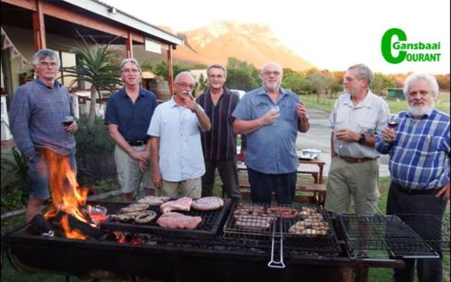 Gansbaai Fotografieklub se fotograwe ‘kan braai ook’. Vlnr is Schalk Pienaar, Marc du Plessis, Piet Visagie, Christo Wessels, Riaan Jacobs, Gerrie Germishuys en Dirk Laurie.