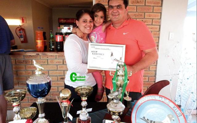 Norman Stevens (Jnr) van Gansbaai Duiweklub het in sy eerste vliegjaar as algehele duiwekampioen uit die stryd getree. Hier is hy by sy nege trofeë saam met sy eggenote, Jessica en hul dogtertjie, Danielle-Ann (4).
