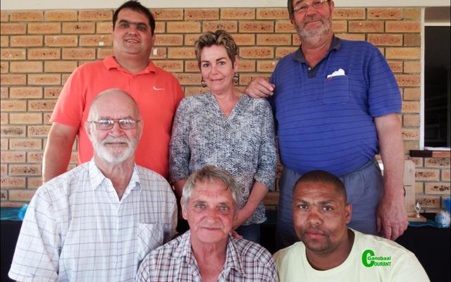 Gansbaai Posduifklub se toppresteerders, voor vlnr Hennie Botha, Norman Stevens (snr) en Ashlin Leonard. Agter: Norman Stevens (jnr), Corinne Swart en Hilton Hitge.