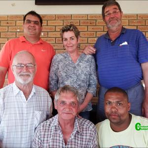 Gansbaai Posduifklub se toppresteerders, voor vlnr Hennie Botha, Norman Stevens (snr) en Ashlin Leonard. Agter: Norman Stevens (jnr), Corinne Swart en Hilton Hitge.
