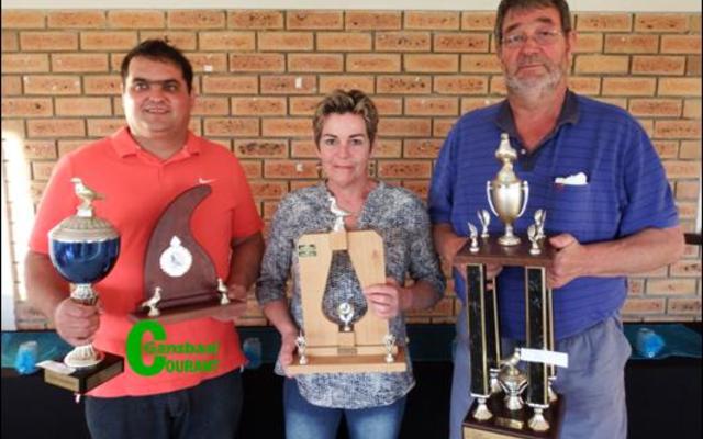 Gansbaai Duiweklub se groot 2016 kanonne – van  links  Norman Stevens (Junior, Algehele Kampioen), Corinne Swart (Dameskampioen) en Hilton Hitge (Beaufort-Wes Jongduiwe).