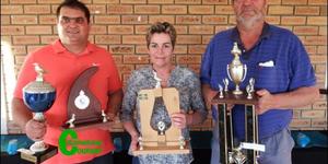 Gansbaai Duiweklub se groot 2016 kanonne – van  links  Norman Stevens (Junior, Algehele Kampioen), Corinne Swart (Dameskampioen) en Hilton Hitge (Beaufort-Wes Jongduiwe).