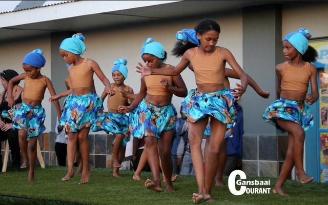 Ons dans die riel – dis amptelik vakansietyd.  Dit  was  ‘n  opregte  Overstrandse  vrolikheid toe Gansbaaiers Vrydagaand, 2 Desember 2016 die amptelike Liggie-aanskakel geleentheid bygewoon het. 