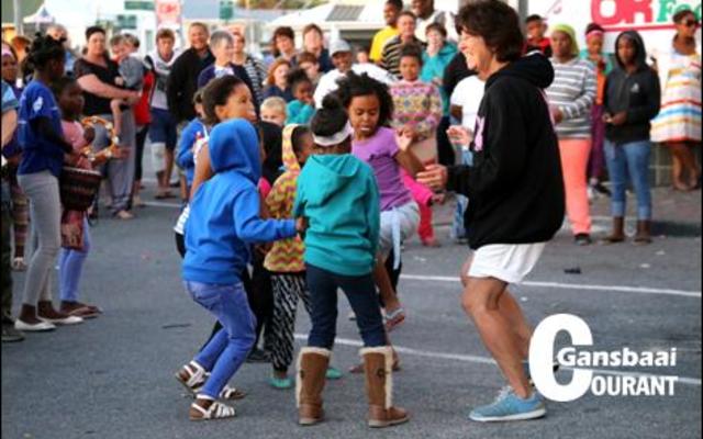 Onbekendes het bekendes geword en spontaan saam gedans tydens  die aanskakeling van die Kersliggies wat deur die Uitvoerende Burgemeester,  rdh Rudolph Smith geopen is.