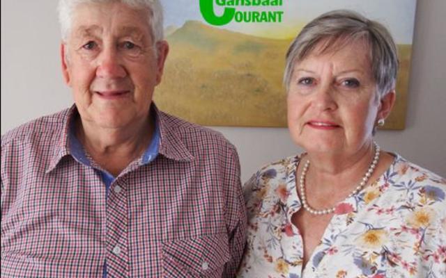 Neville en Helena de Bruyn, alias ‘Tarzan’ en ‘Tannie Jane’ in hul huis enkele dae voor sy finale aftrede, met een van Helena se eie skilderye agter hulle.