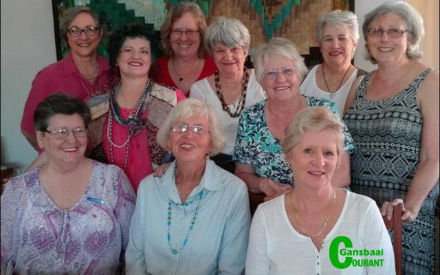 Die Overberg Kwiltersgilde se 2017 bestuurslede, waarby vier Gansbaaiers ingesluit is, is: Voor vlnr Maria Grové, Olga Kuschke (voorsitter) en Rose Surmon. Agter vlnr Alysia Prinsloo, Alda Rowan, Nettie le Roux, Carol Mackenzie, Irene van der Merwe, Bessie Oosthuizen en Colleen Bain.  