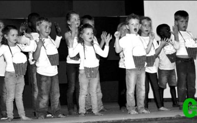 Die vier tot vyf jariges is die ene konsentrasie tydens die opvoering van hulle Popcorn-item.