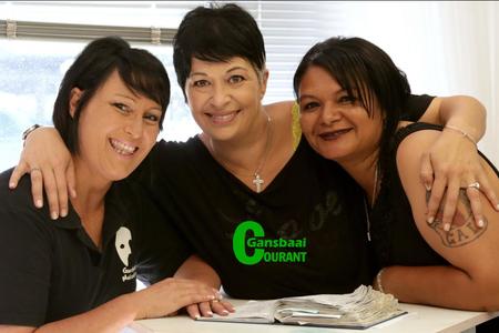 Die huidige Visions-span glimlag op die foto van links:  Junita Maree, Gail Gibson en Melody du Plessis Dean.