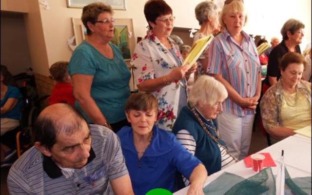 Goue Hande het self ook ‘n lied spesiaal vir die bejaardes gesing. Sigbaar op die foto is tweede van voor Anita Botha en agter vlnr Amanda le Roux, Martie de Jager en Francia van Dyk.