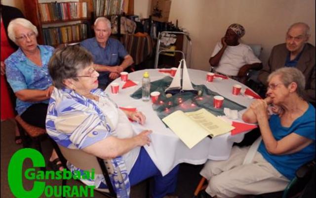 Links om die tafel is Emily Macaulay, Suster Linda Meyer, Hughie Macaulay, Sarah Damon, Kowie de Wet en Marina Esterhuizen tydens die gesellige Kersfunksie.