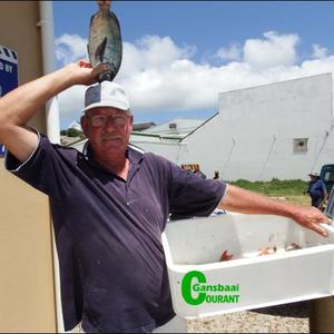 Grapjas Bev Swart met sy hangberger (hottie) op sy kop. Bev het wel die tweede swaarste bootgemiddeld ingepalm, maar hier is die vraag of hy die vis gevang het en of dit andersom was.